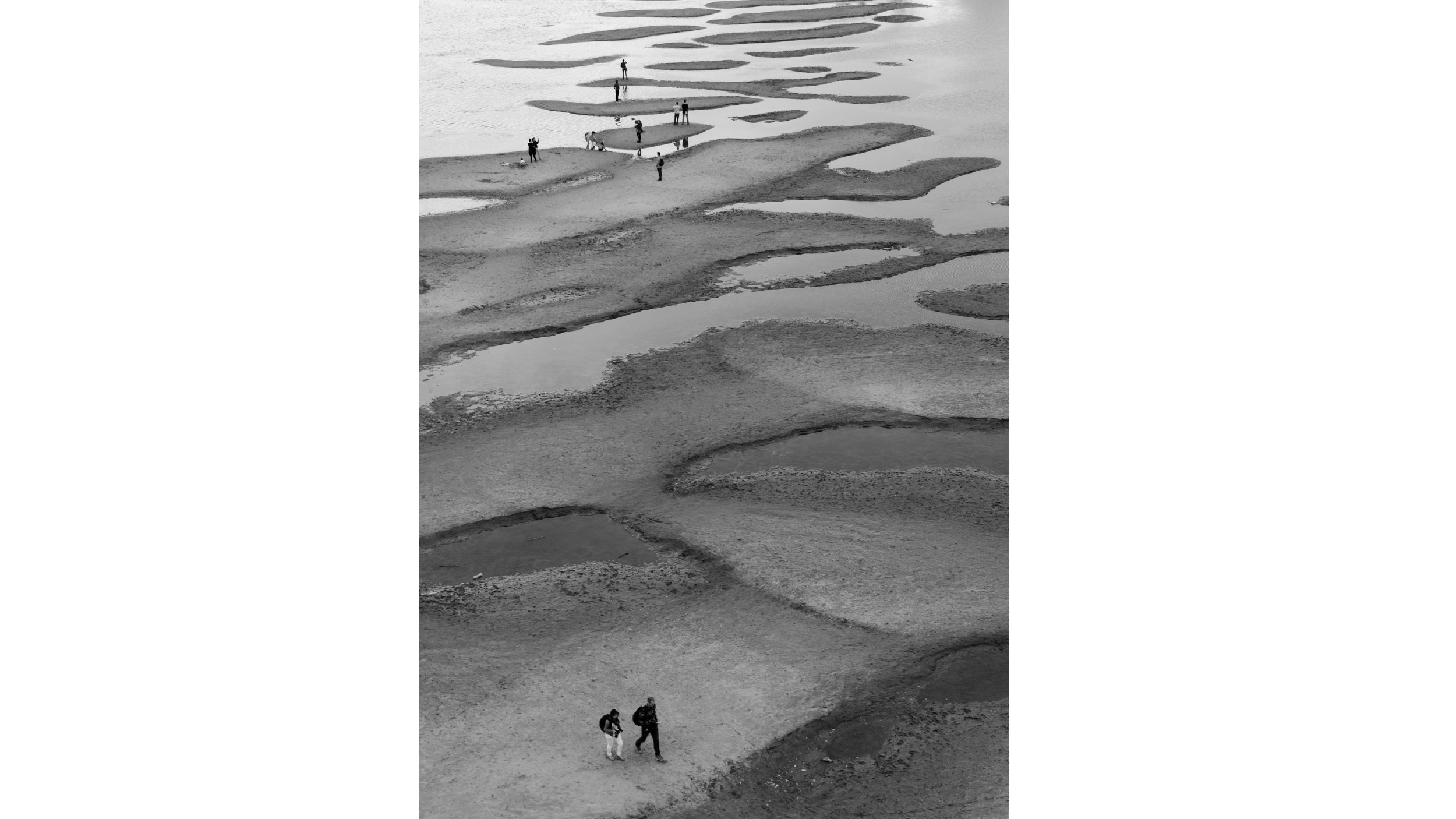 ai vs landscape quiz bw people and beach